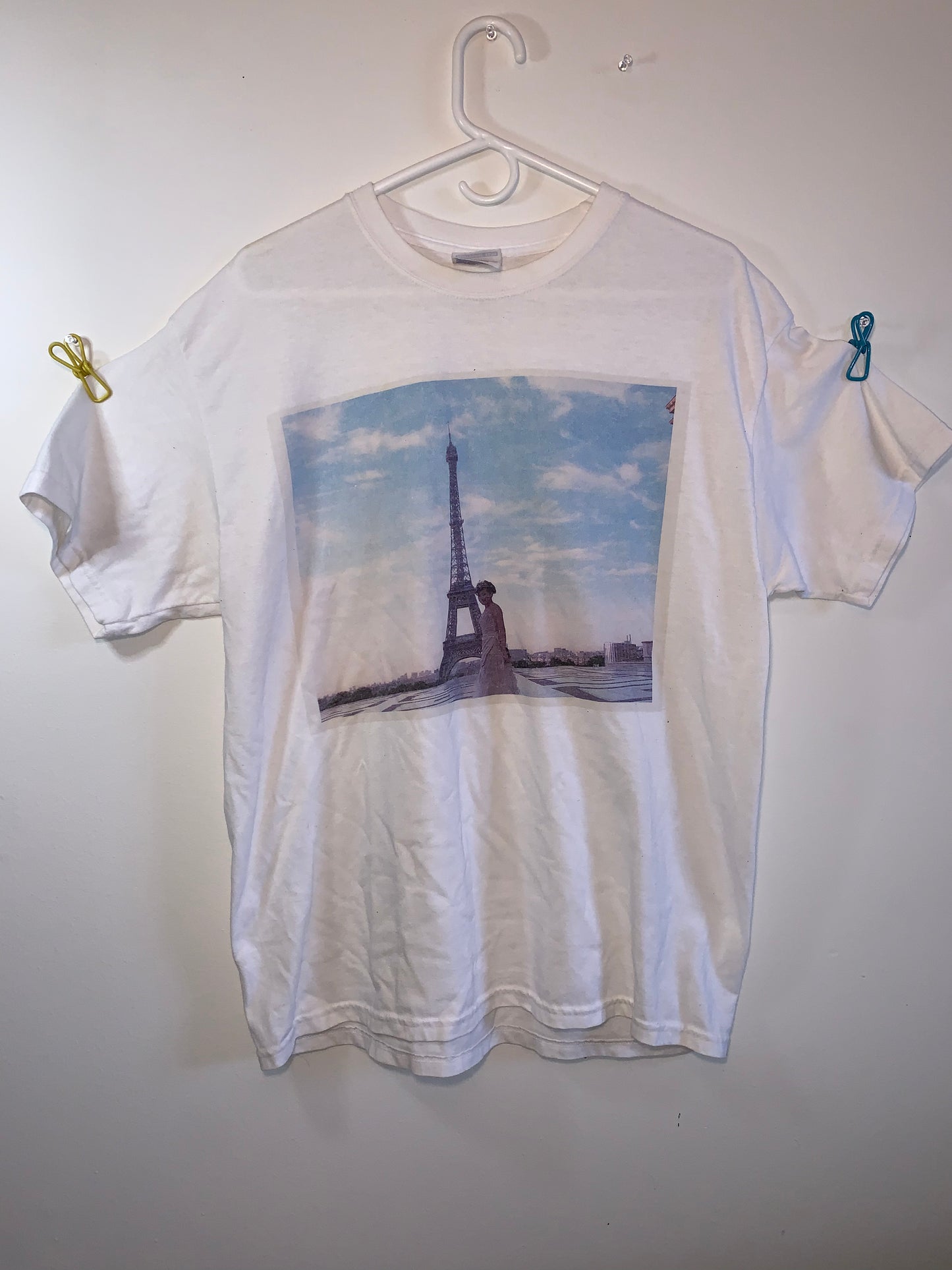 Eiffel Tower Tshirt - Medium - 20” x 27”