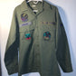 Camisa militar con parches abotonados - Grande - 22” x 30”