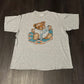 Camiseta del oso de la Biblia de los 90 - 23" x 27"