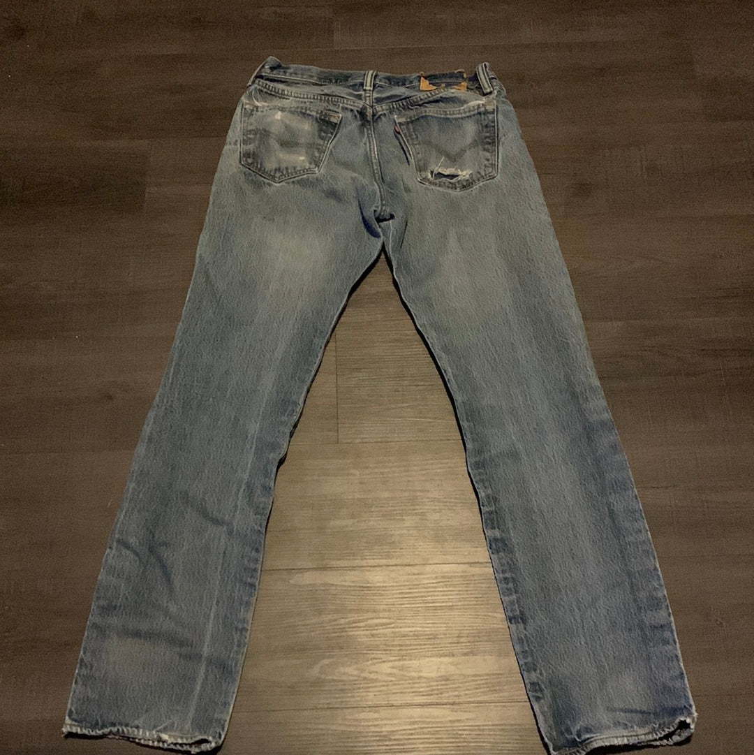 Levis con botones desgastados - 31” x 31.5”