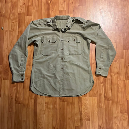 Camisa militar de los años 60 - 21.5 "x 31"