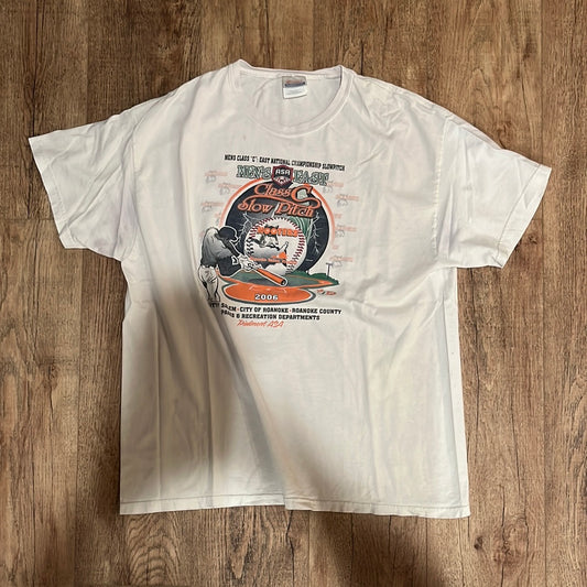 Hooters Tshirt - Large - 22” x 27.5”