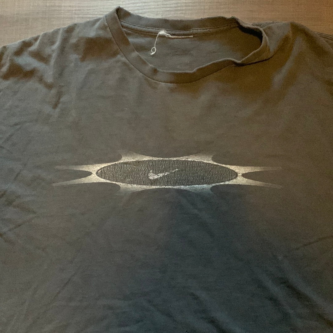 中间带有旋风标志的仿旧 Nike T 恤 - 25 英寸 x 28 英寸