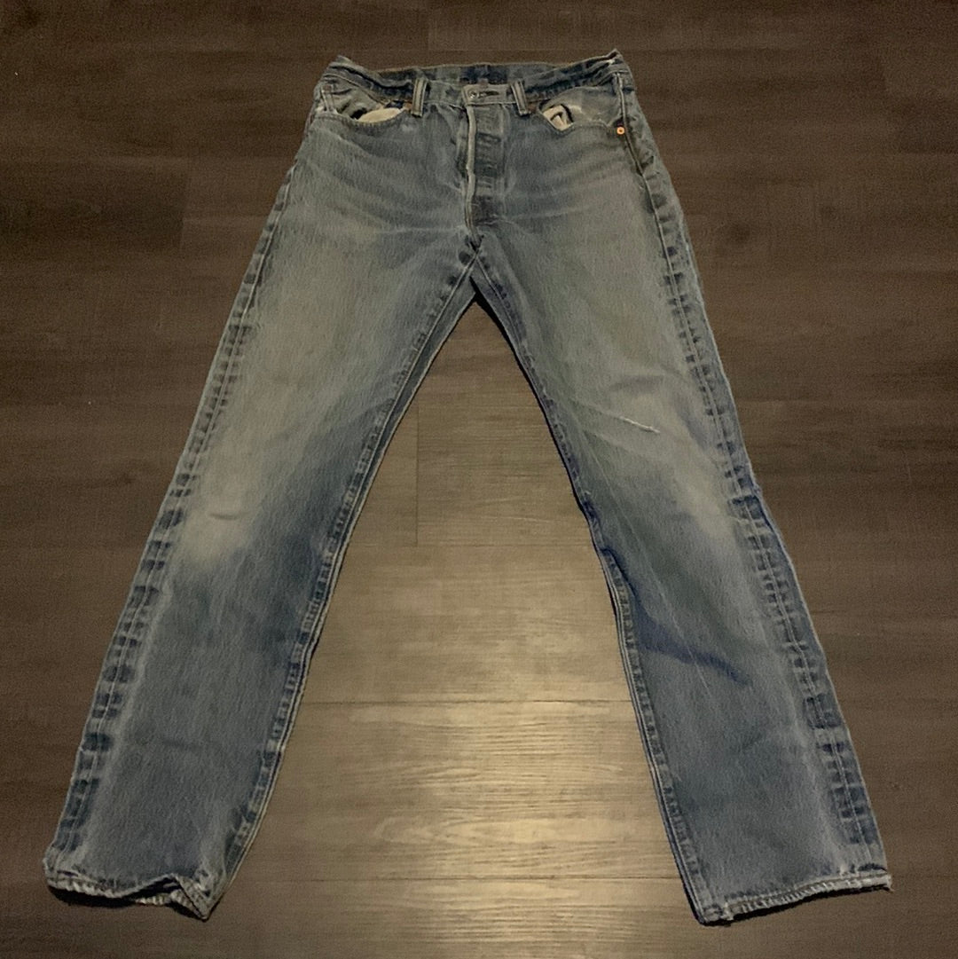 Levis con botones desgastados - 31” x 31.5”